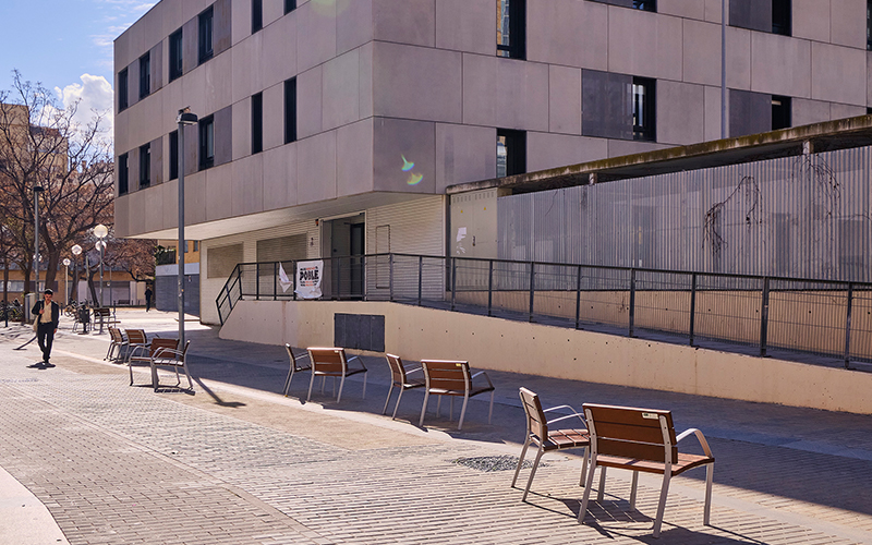 Façana de l'Institut Quatre Cantons, al Poblenou